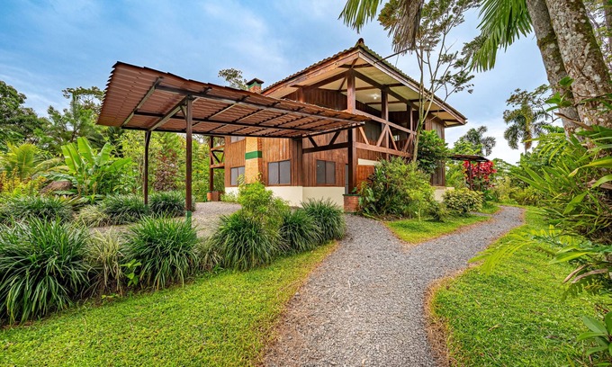 Rio Cuarto de Grecia House | Stunning Home in Lush Landscape with Private Pool & Deck