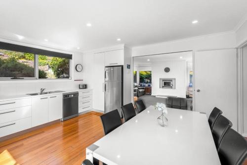 West Hobart House | Tranquil City Retreat: Family-Friendly Home with 9.8 Rating