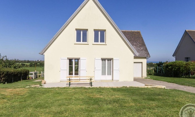 Gatteville-le-Phare Cottage | Cozy Gite in Gatteville-le-Phare with Spa and Kitchen