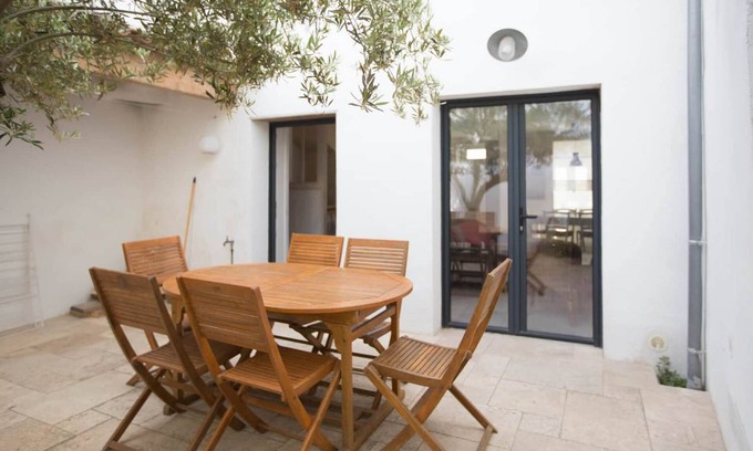 La Couarde-sur-Mer House | Spacious Family Home with Kitchen & Breakfast Included