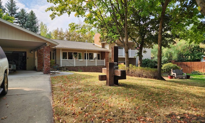 Pullman House | Family-Friendly Retreat in Pullman - Go Cougs! Rated 10/10
