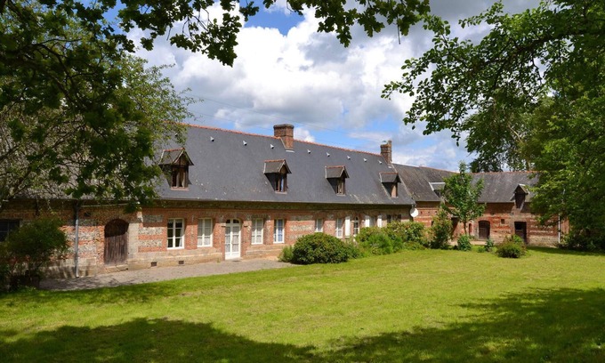Cailleville House | Inviting Country House with Family-Friendly Amenities