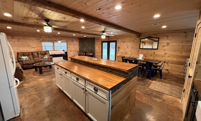 Higden Cabin | Spacious Lake House Retreat with Pool & Hot Tub for 16