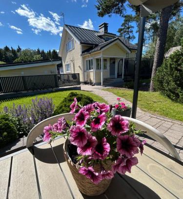 Pohjoinen Suurpiiri Apartment | Large House - Sauna, Backyard & Tranquility