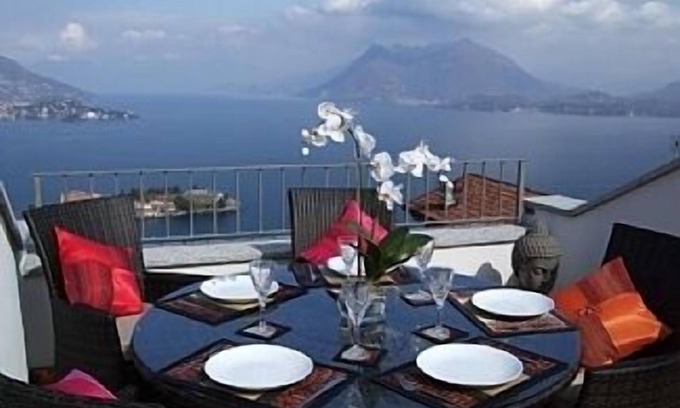 Someraro House | Inviting Home with Rooftop Terrace and Scenic Lake View