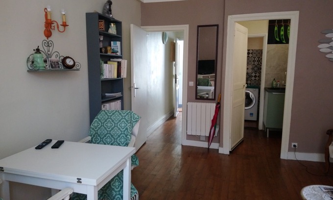 Biarritz City Centre Apartment | Stylish Studio Steps from Beach with Ocean View & Kitchen