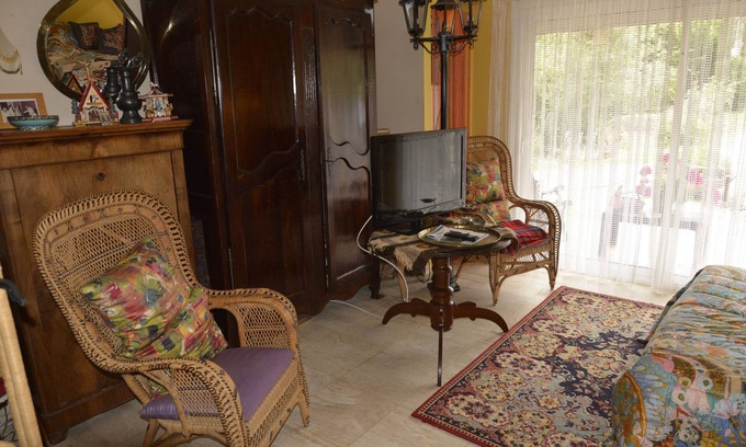 Ambares-et-Lagrave Apartment | Cozy Independent Studio with Pool Near Bordeaux, Rated 9.8