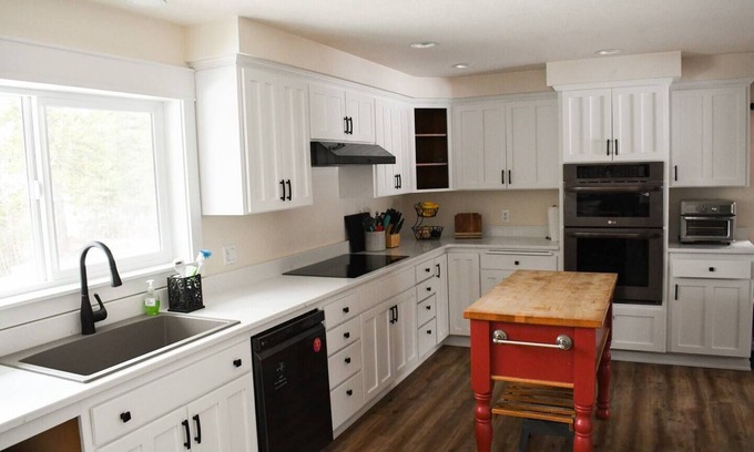 Hayden House | Family Retreat with Kitchen, Hot Tub & Game Room