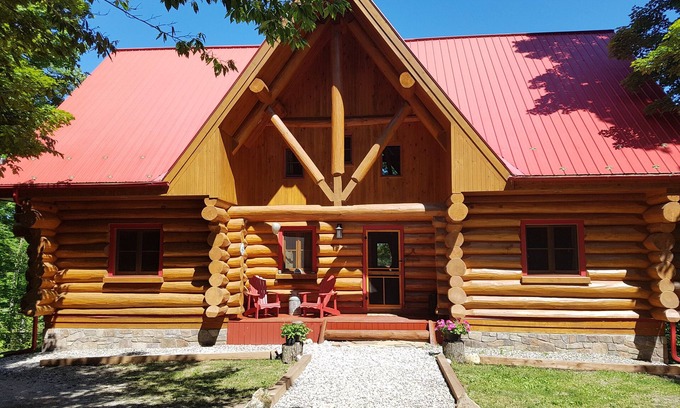 Frontenac Cottage | Beautiful Log Home by Rideau Lakes with Hot Tub & Spa