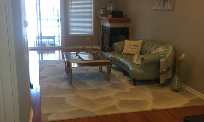 Marblehead Condo | Elegant Marblehead Hotel with Lake Views and Balconies