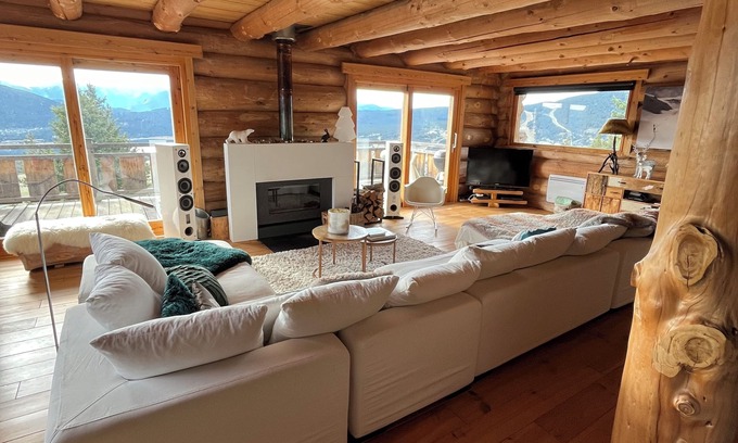 Les Angles Ski Chalet | Exceptional Log Cabin with Pool and Spa Amenities