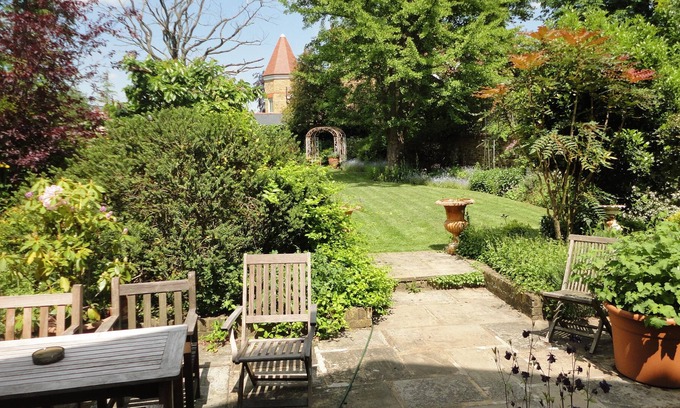 Ealing House | Elegant Ealing House with Garden and Top Guest Rating