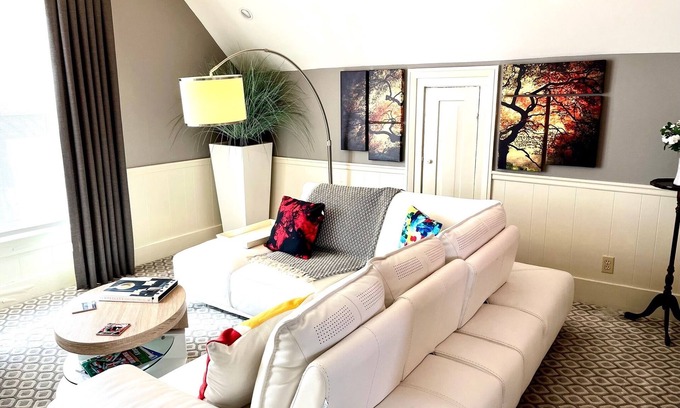Findlay Apartment | Elegant Downtown Design Studio with Kitchen & Family Amenities