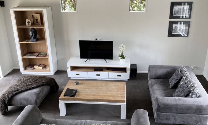 Riccarton House | Family-Friendly Townhouse Near Hagley Park and City Center