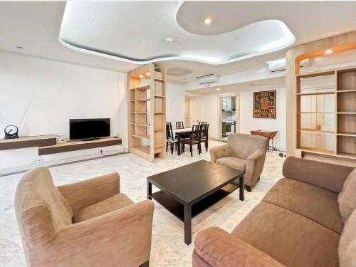 Menteng Apartment | Large & Luxury Menteng Executive Apt 3BR with Pool, Gym Wi-Fi by 2ndHome