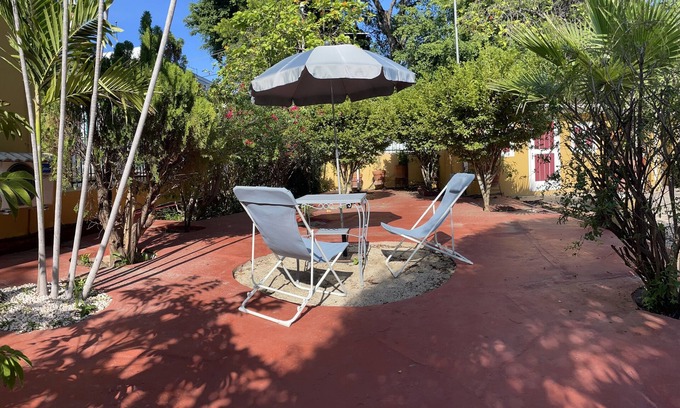 Parera Apartment | Cozy Studio in Historic Colonial Mansion with Ocean Views