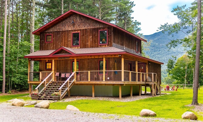 Wilmington House | Idyllic Cabin Retreat with Spa and Hot Tub Amenities
