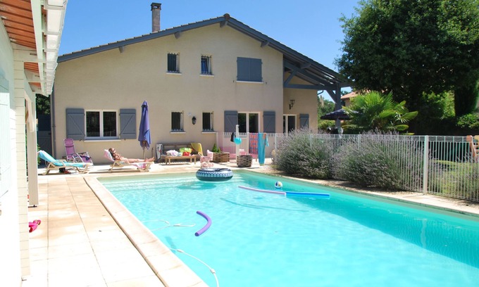 Saint-Aubin-de-Medoc Villa | Modern Villa with Pool near Bordeaux and the Ocean