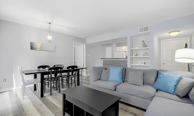 East Riverside - Oltorf Condo | Modern 2 Bed/2 Bath Retreat Near Downtown Austin