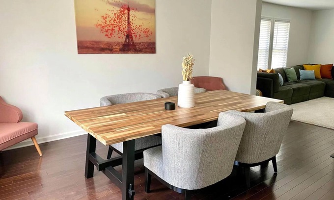 Forest Park Apartment | Modern 2 Bedroom Retreat in Forest Park - Guest Rated 10/10