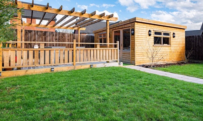 Uttoxeter House | Modern 4 Bedroom House with Kitchen & Perfect Review Score