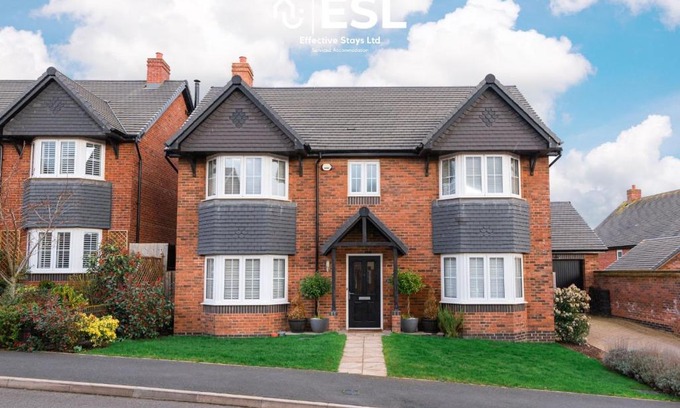 Uttoxeter House | Family-Friendly Modern 4-Bedroom House in Uttoxeter
