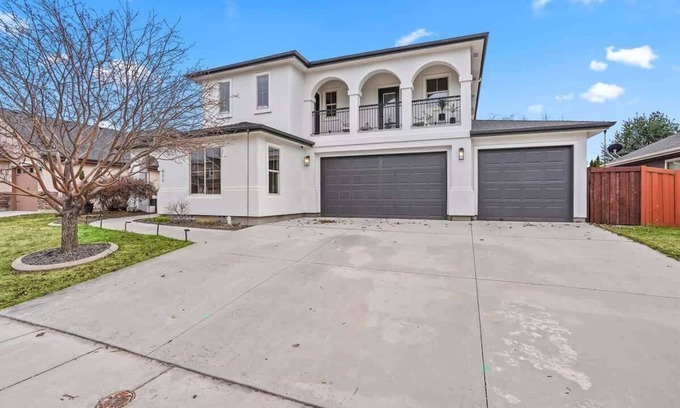 Meridian House | Modern 5-Bedroom Home with Spa & Breakfast in Meridian