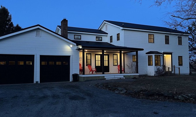 Brewer House | Modern Colonial Retreat: Sleeps 12, Ideal for Families