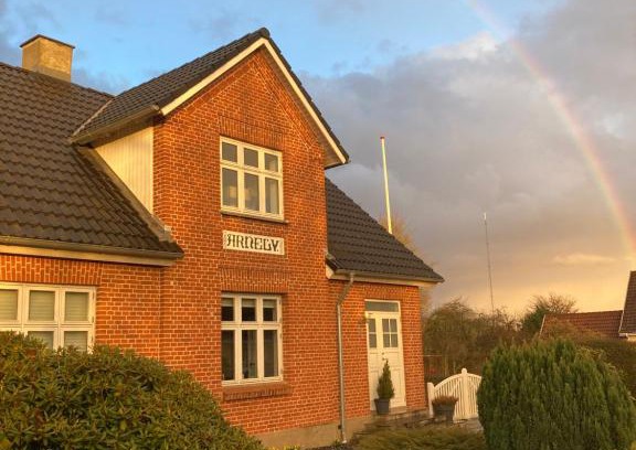 Tommerup House | Spacious Modern Family Room at Arnely - Rated 9/10!