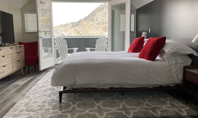 Okanagan-Similkameen House | Modern Retreat at The Cottages on Lake Osoyoos - Rated 10/10