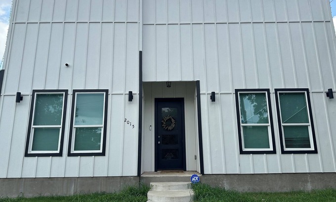 Cedar Crest House | Large Modern House In Dallas. Pet Friendly!