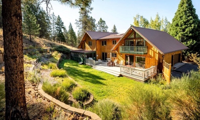 Klamath Falls Cabin | Inviting Mountain Cabin Retreat with Deck and Pet Access
