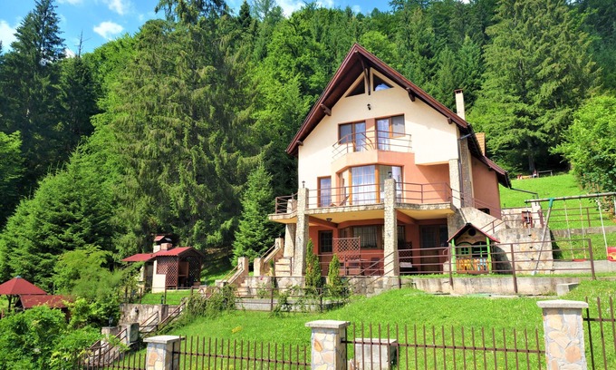Predeal Villa | Inviting Mountain Villa with Scenic Views in Brasov