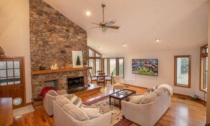 Blowing Rock Cabin | Inviting Mountain Retreat with Pool and Spa Near Downtown