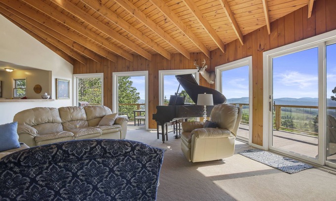 Tunkhannock Cabin | Mountain Retreat King Suite with Spa & Spectacular Views