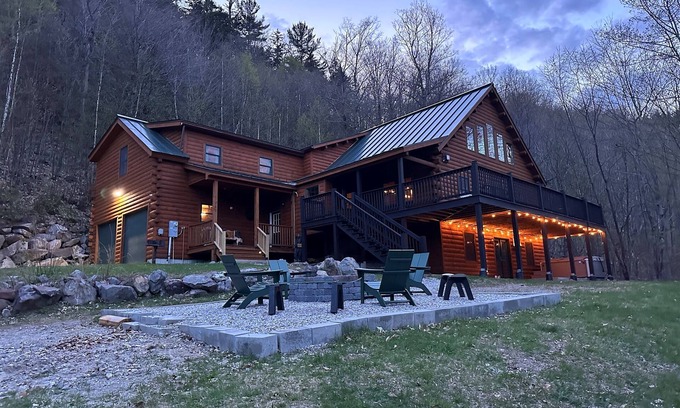 Sunday River Area Cabin | Experience The Keystone Cabin: Hot Tub & Game Room Fun!