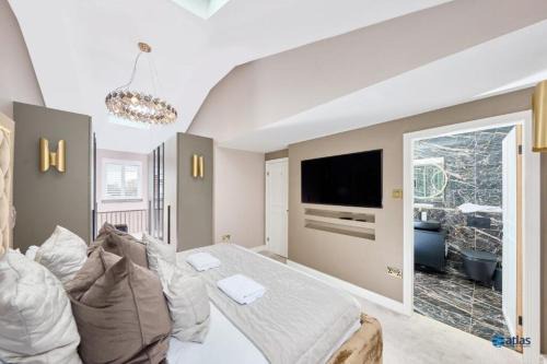Liverpool House | Family-Friendly Detached House in Woolton with Ocean View