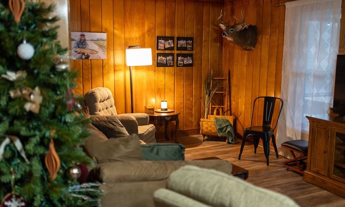 Girard Cabin | Modern 5-Bedroom Retreat Near Lake Erie Attractions