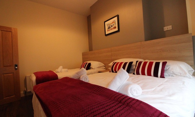 Queens Quarter House | Spacious Newly Renovated Town House with Pool & Breakfast