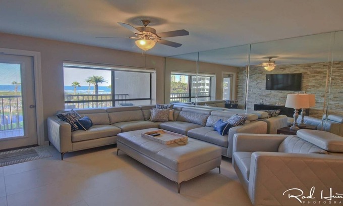 South Padre Island Condo | Breathtaking Oceanview: Your Dream Vacation Awaits