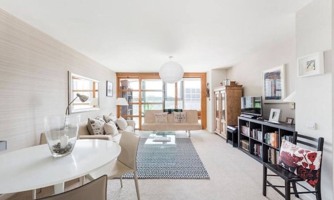 St. Mary's Park Apartment | Comfortable Riverside Apartment in Battersea with Breakfast