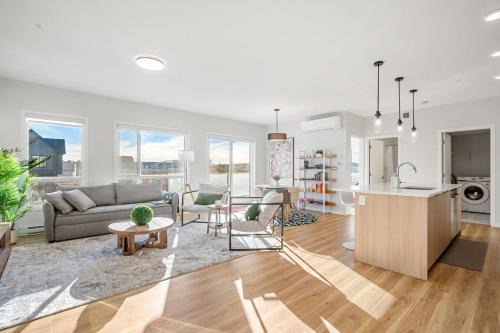 Southeast Calgary Apartment | Large Open Concept Luxury Apartment with AC, 70" Smart TV with Netflix, Free Underground Parking & More
