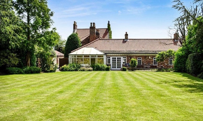Ryther Cottage | Spacious Cottage in Conservation Village Near York - 9.8/10