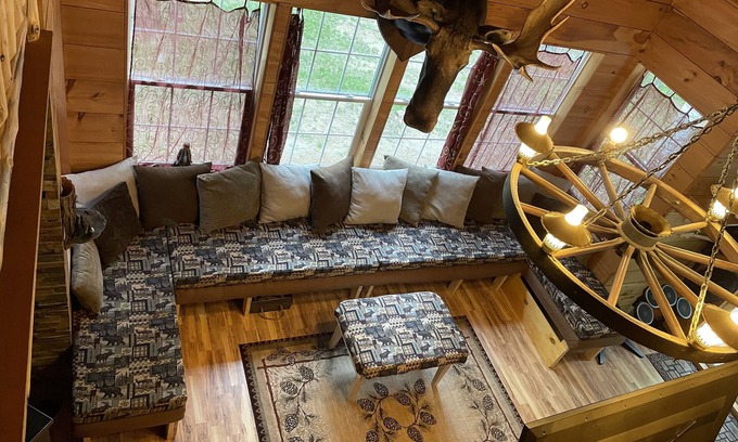 Glenfield House | Spacious Cabin Retreat: Guest Rated 9.8, Pet Friendly!