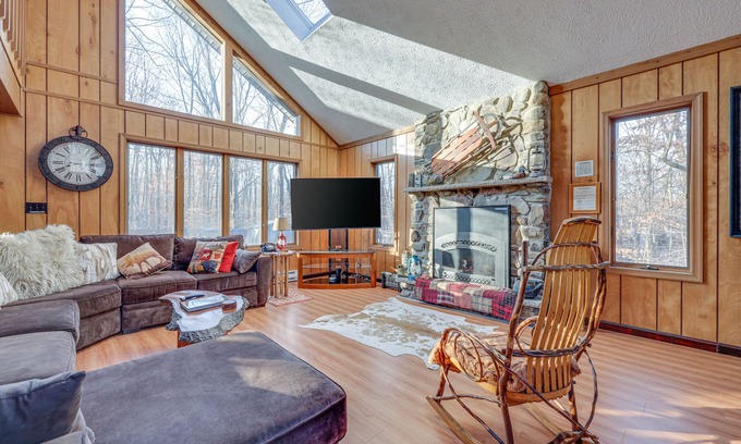 Gouldsboro House | Cozy Poconos Retreat: Pet-Friendly Home with Lake Access