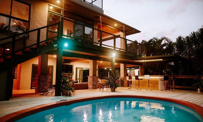 Muri House | Family-Friendly Retreat at Muri Beach with Oceanfront Views