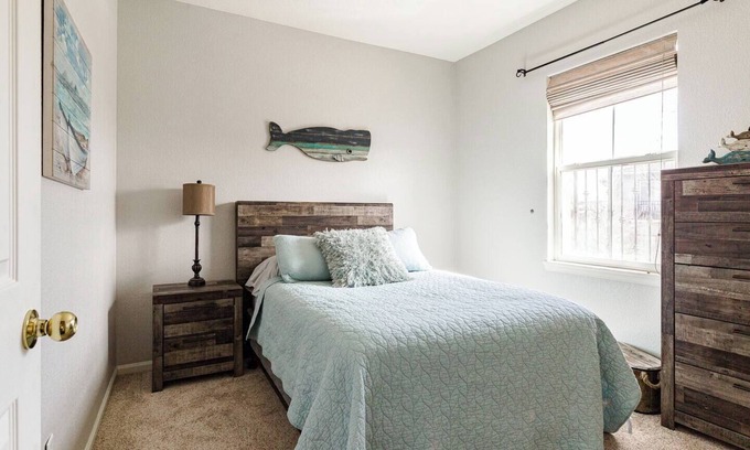 Aurora Condo | Spacious Saddle Rock Condo with Tandem Garage & Pet Friendly