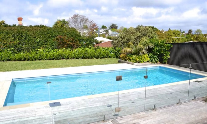 Mount Albert House | Large private secure home, spa, off st parking, aircon, 5 kms to city,