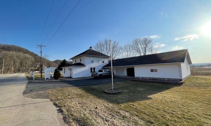 Genoa House | Spacious Retreat Near the Mississippi River - Pet Friendly