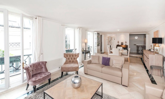 8th Arrondissement Apartment | Quiet 2 BD Retreat Near the Opera with Spa & Breakfast